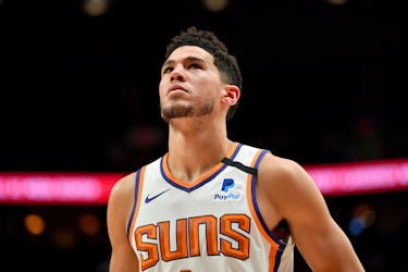 Devin Booker jouant au basket-ball