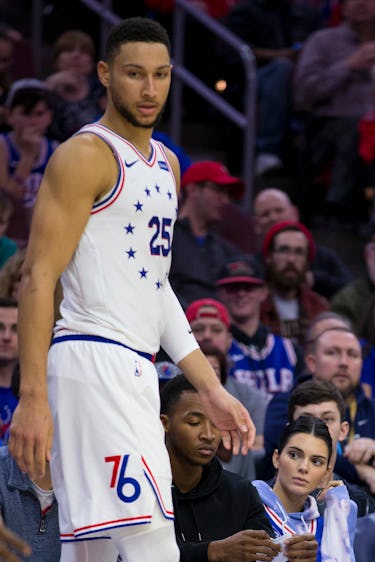 Kendall Jenner guardando Ben Simmons giocare a basket