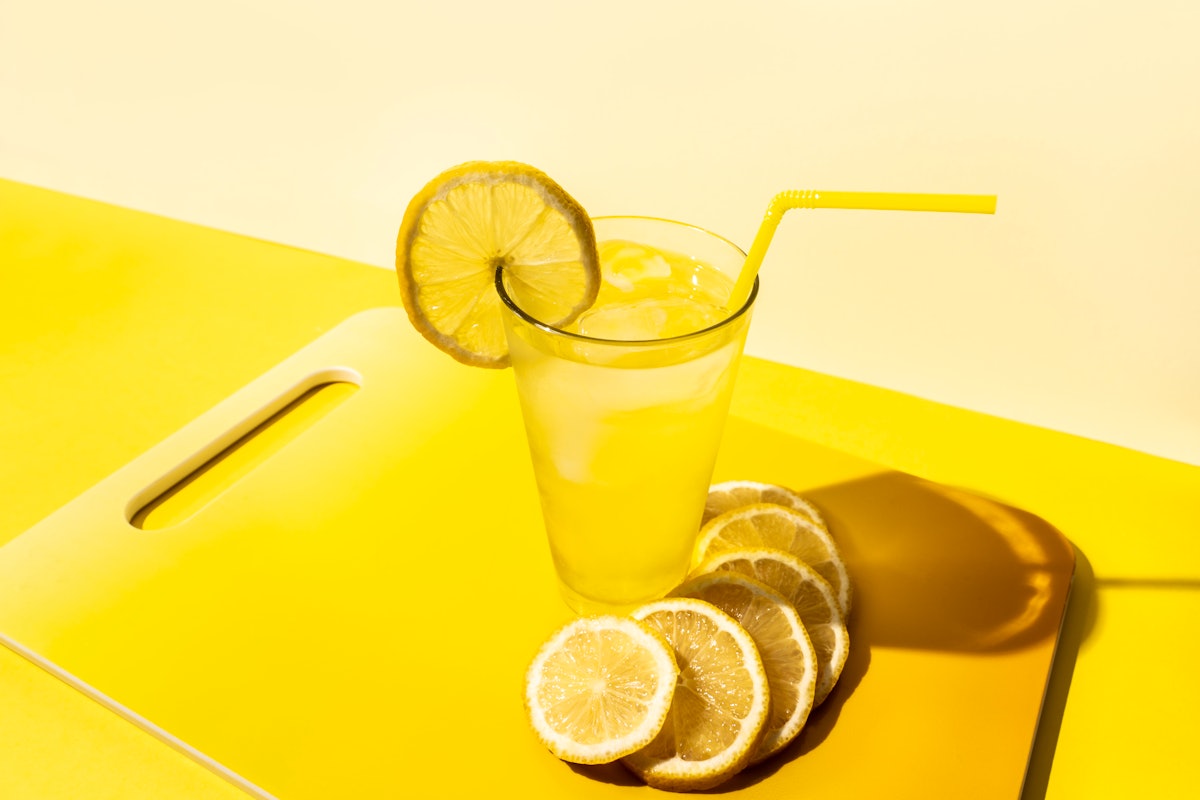 Lemonade served with ice and a lot of pieces of cut lemon
