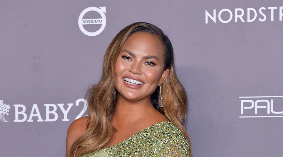 How To Wear Neon Eye Makeup The Chrissy Teigen Way