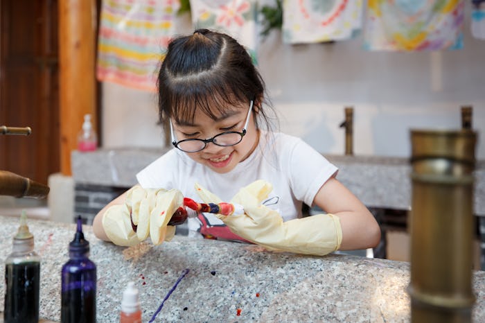These 12 tie-dye crafts to do with your kids will keep them entertained and occupied while having fu...
