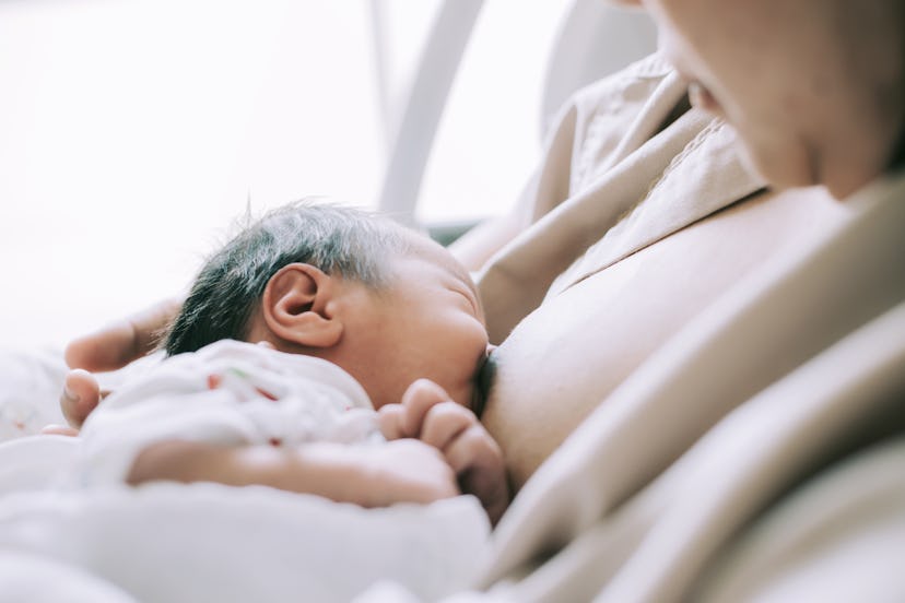 Breastfeeding may explain why some babies lose weight after birth, experts say. 