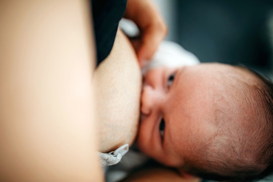 A new mom's family helps her with a breastfeeding hack in an incredible photo shared by birth doula ...
