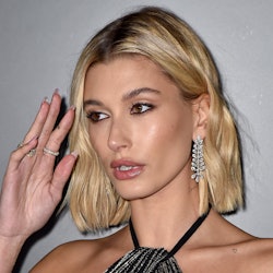 Hailey Bieber's most recent manicure took on the form of sweet daisy flowers.