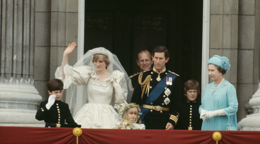 The Crown S Season 4 Trailer Gives A Sneak Peek Into All Of Princess Diana S Fashion Moments Including Her Iconic Wedding Dress