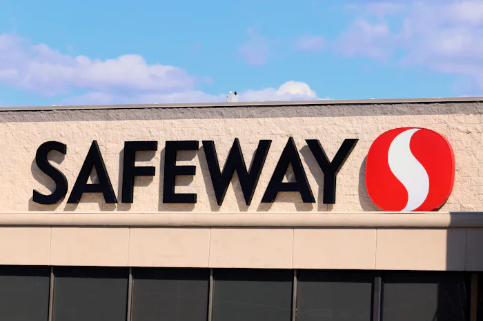 Safeway storefront: is the grocer open on labor day 2020?