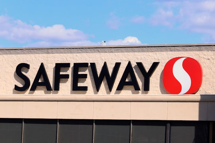 Safeway storefront: is the grocer open on labor day 2020?