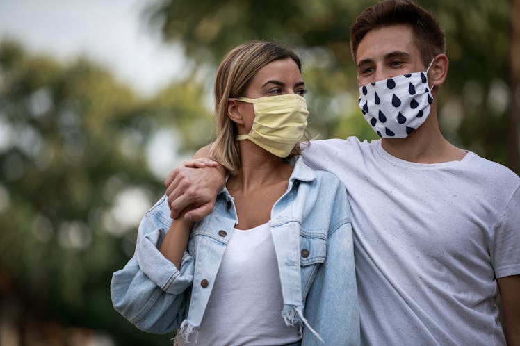 When it it OK to take off your mask while dating? Experts say it depends on your living situation.