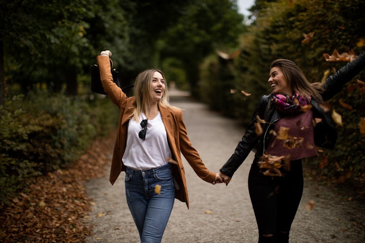 Stage the perfect fall couples photoshoot with these fall pictures ideas. 