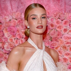 Rosie Huntington-Whiteley recently had a gorgeous French manicure done. 