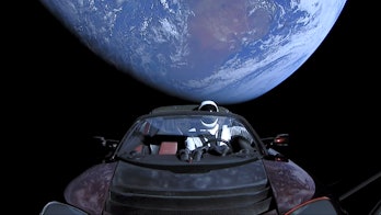 El Tesla Roadster rojo de Elon Musk listo para completar la segunda órbita del Sol