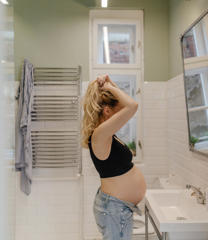 Using dry shampoo can be safe during pregnancy if you use non-toxic products.