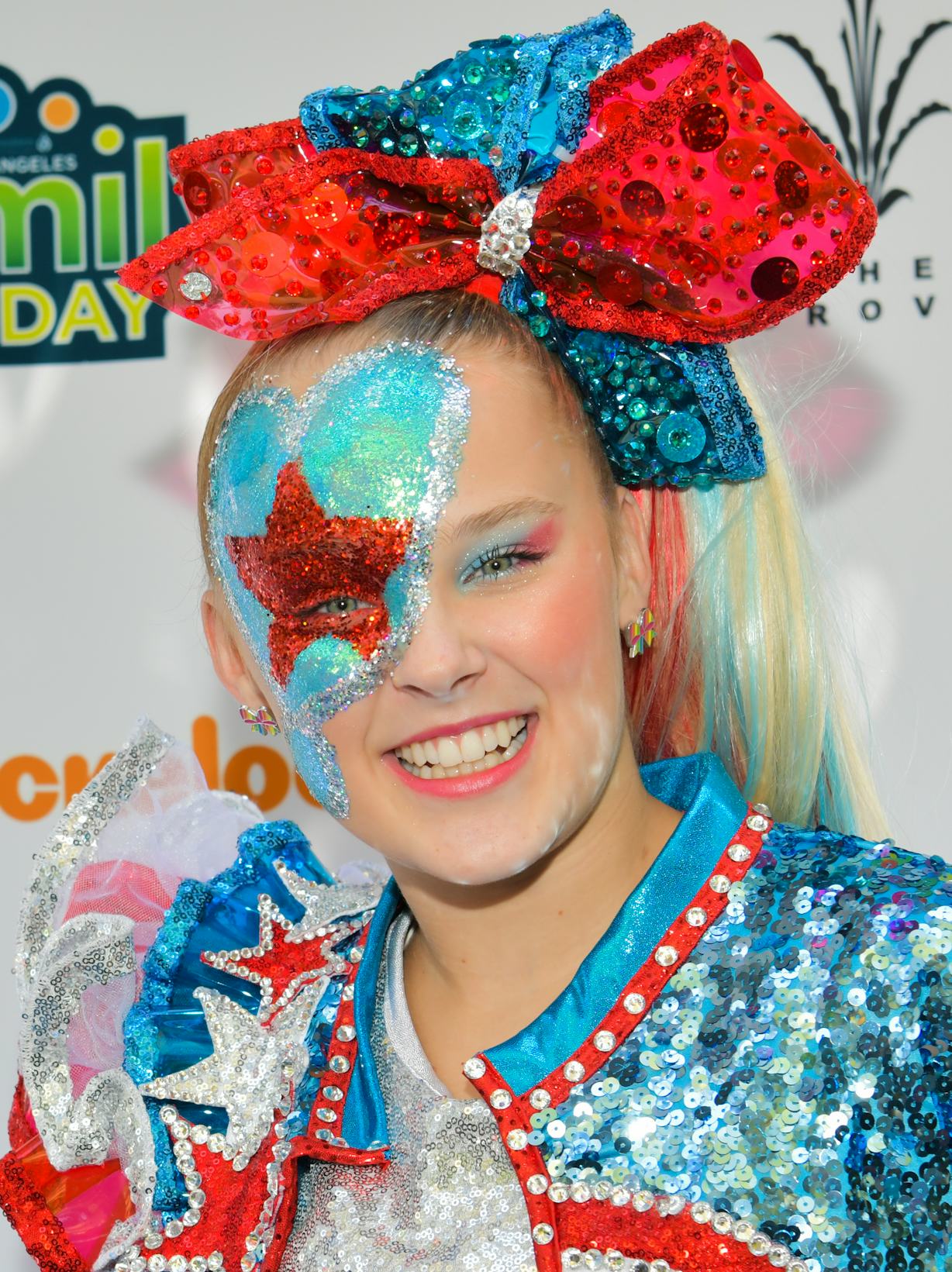 Celebrities Applauded JoJo Siwa After She Came Out On Social Media