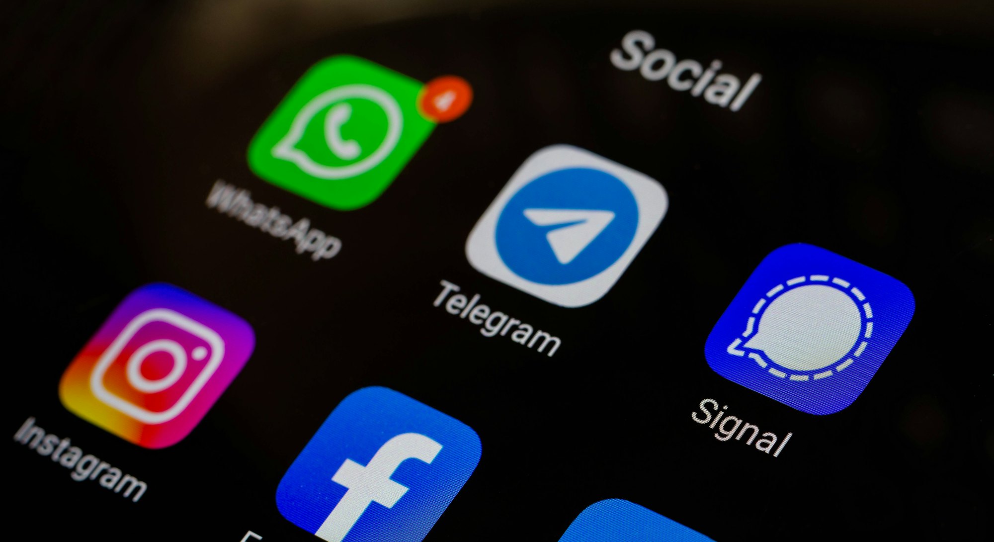 WhatsApp, Telegram, Signal, Instagram, Facebook, Twitter application icons on a mobile phone screen