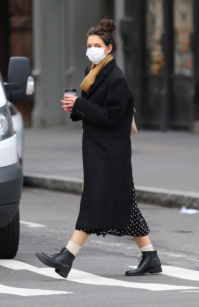 Katie Holmes Newsboy Cap Is Making A Strong Case For The Early 00s Trend Katie Holmes Newsboy Cap Is Making A Strong Case For The Early 00s Trend