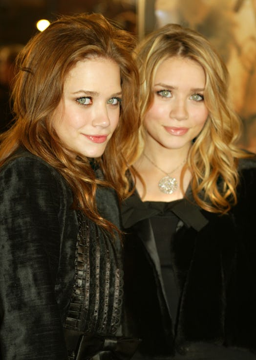 LOS ANGELES - DECEMBER 1:  Actresses Mary-Kate and Ashley Olsen attend the WB's premiere of "The Las...