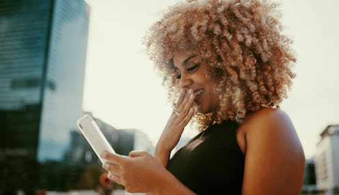Woman explains the meaning of the word cringe to friends on her phone.