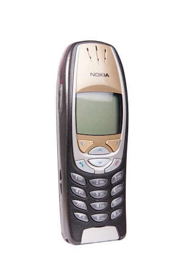 Amsterdam, Países Bajos - 9 de agosto de 2011: teléfono móvil Nokia 6310i aislado en blanco