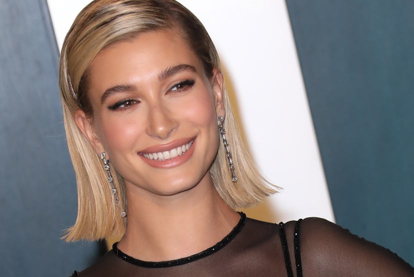 Hailey Bieber sports a short bob with flipped ends at the 2020 Vanity Fair Oscar Party.