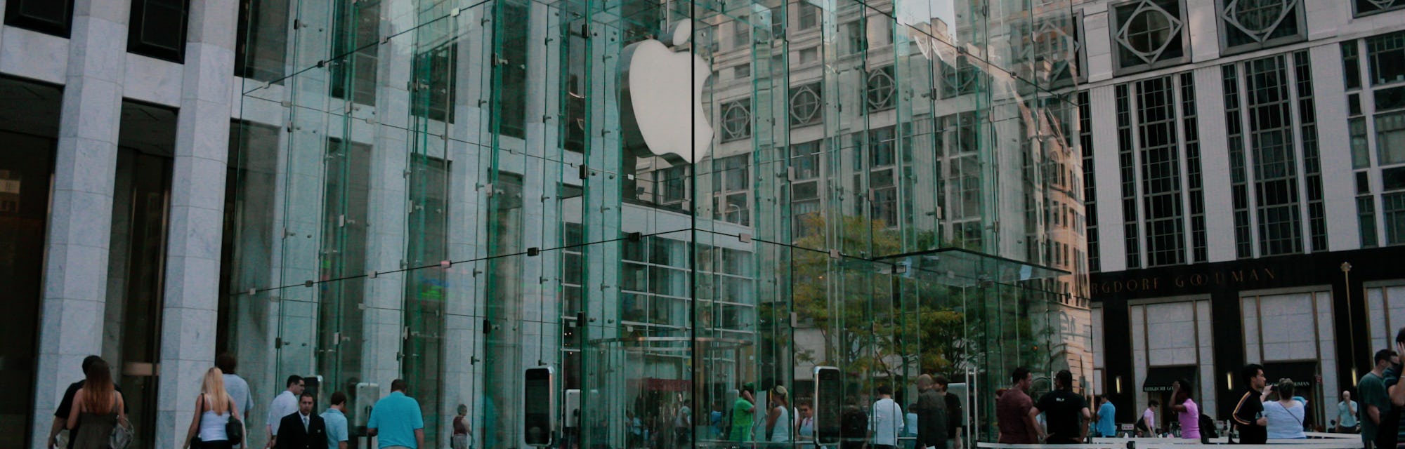Apple store glass cube in 5th avenue in Manhattan, New York, USA Oct 2007