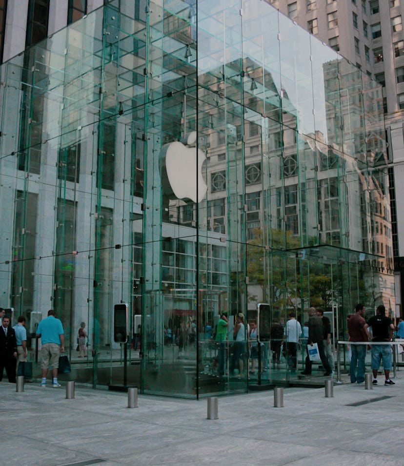 Apple store glass cube in 5th avenue in Manhattan, New York, USA Oct 2007