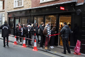 Every Thursday the fashion label Supreme, which is a skateboarding shop / clothing brand releases ne...