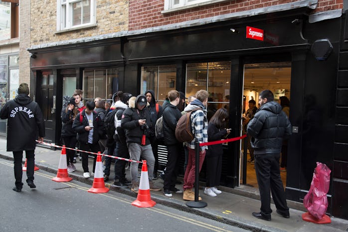 Every Thursday the fashion label Supreme, which is a skateboarding shop / clothing brand releases ne...