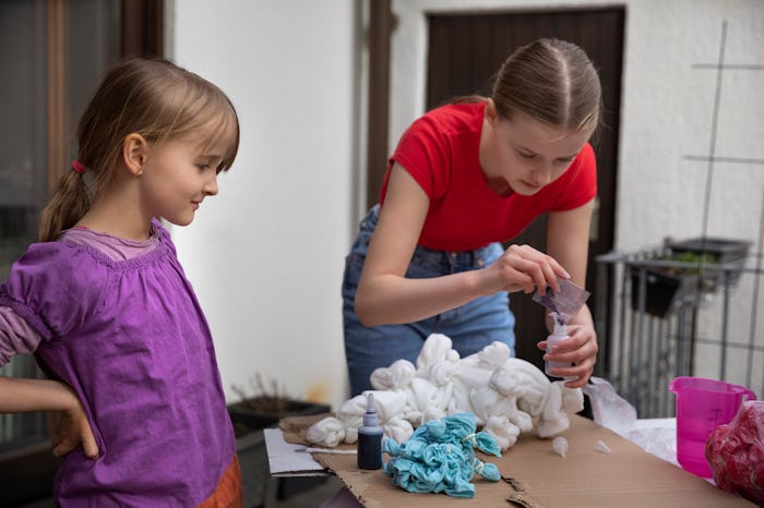 kids making tie dye shirts