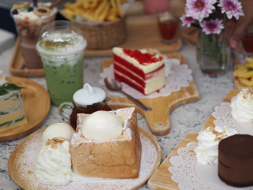 green tea ice, ice cream on bread, honey toast Several red velvet price cakes on top icing placed in...