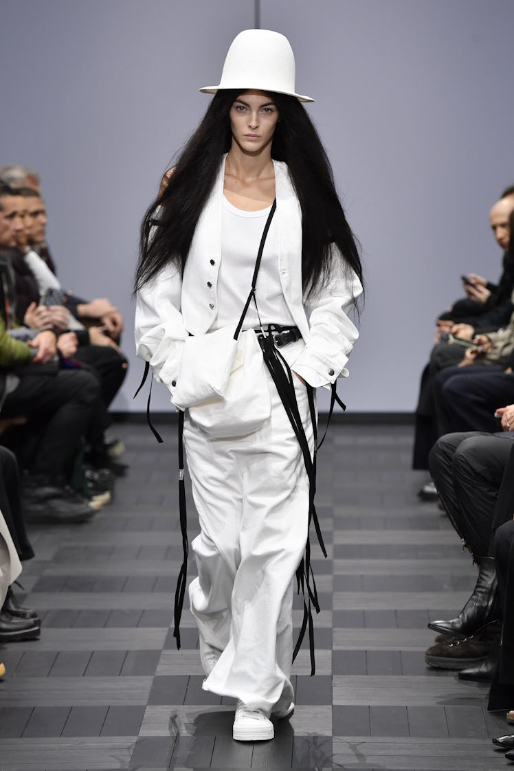 Vittoria Ceretti walking in a white suit and hat at the Ann Demeulemeester Ready to Wear Spring/Summ...