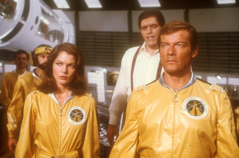 Roger Moore (r.), Lois Chiles, Richard Kiel, bei den Dreharbeiten zum "James-Bond"-Film "Moonraker",...