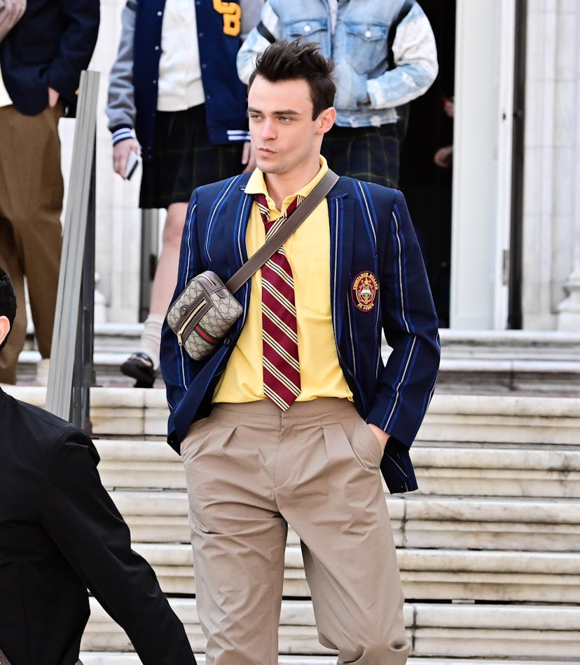 Thomas Doherty seen on the set of "Gossip Girl" on the Upper East Side. Max Wolfe Halloween Costume.