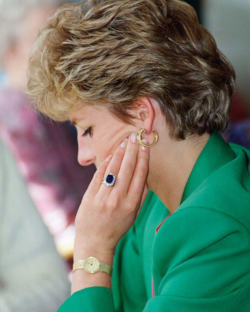 Princess Diana wearing her diamond and sapphire engagement ring.