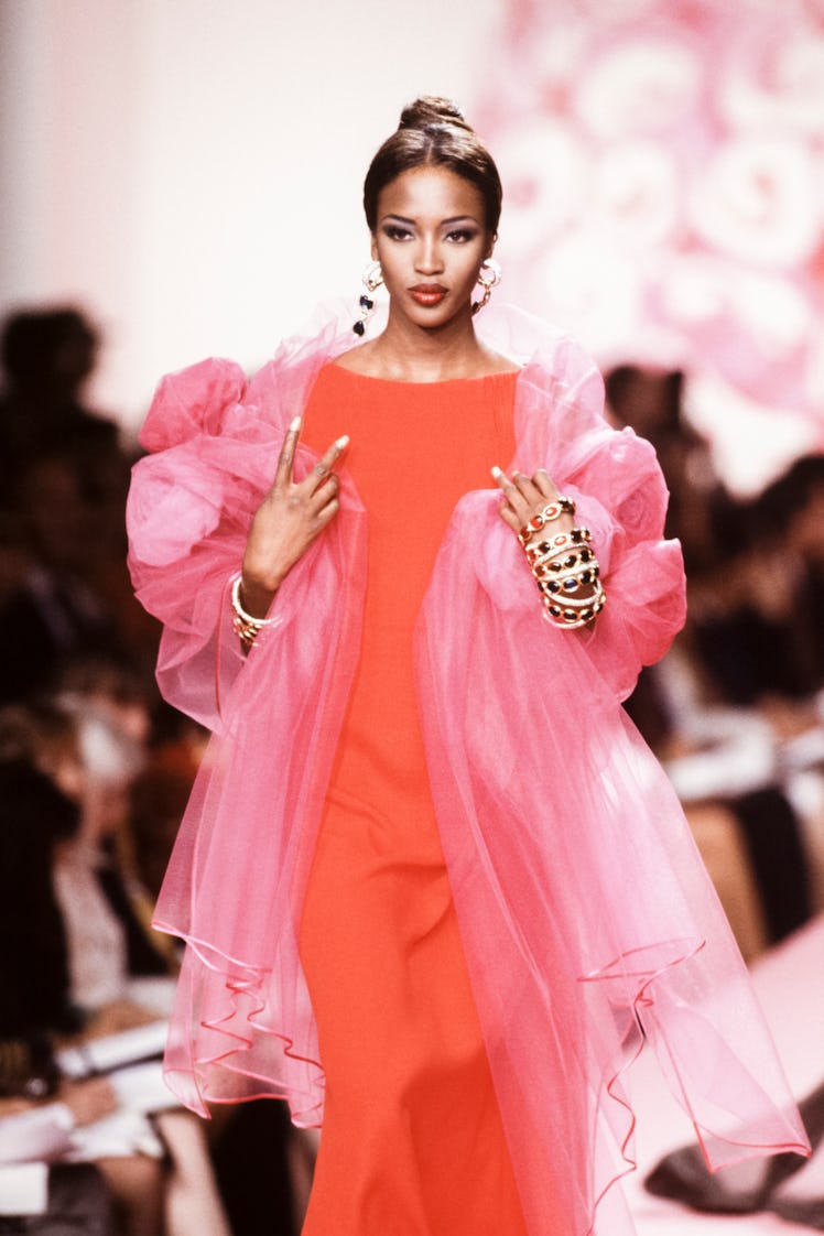 Naomi Campbell au défilé Valentino, Haute Couture, collection Automne-Hiver 1991-92 à Paris en juill...