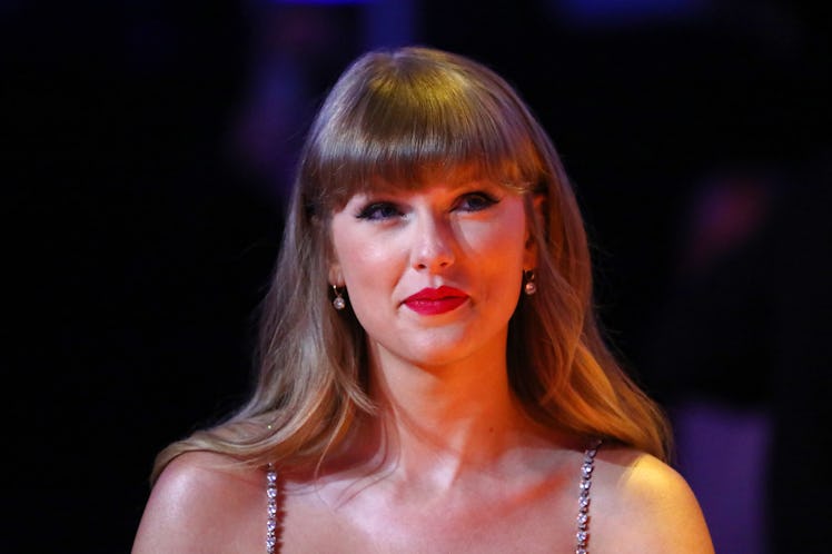 Taylor Swift, who fans love to buy holiday gifts about.