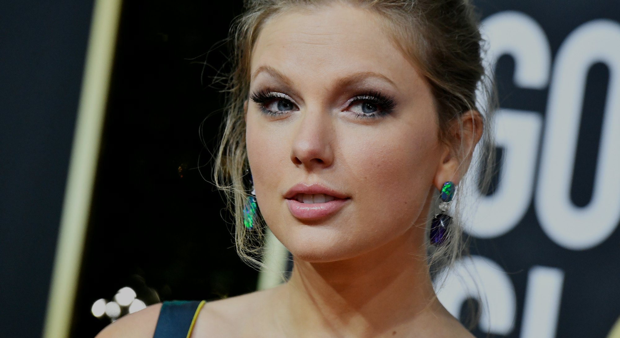 BEVERLY HILLS, CALIFORNIA - JANUARY 05: Taylor Swift attends the 77th Annual Golden Globe Awards at ...
