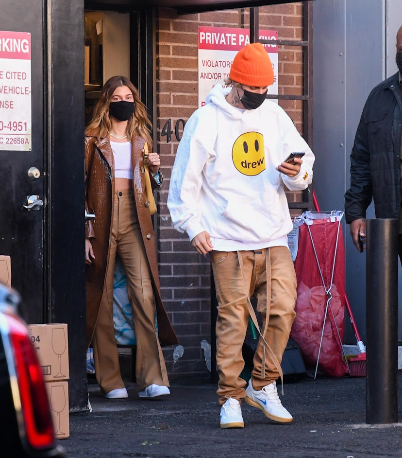 See 5 Hailey Bieber & Justin Bieber photos of matching date outfits, from red carpets to restaurants…