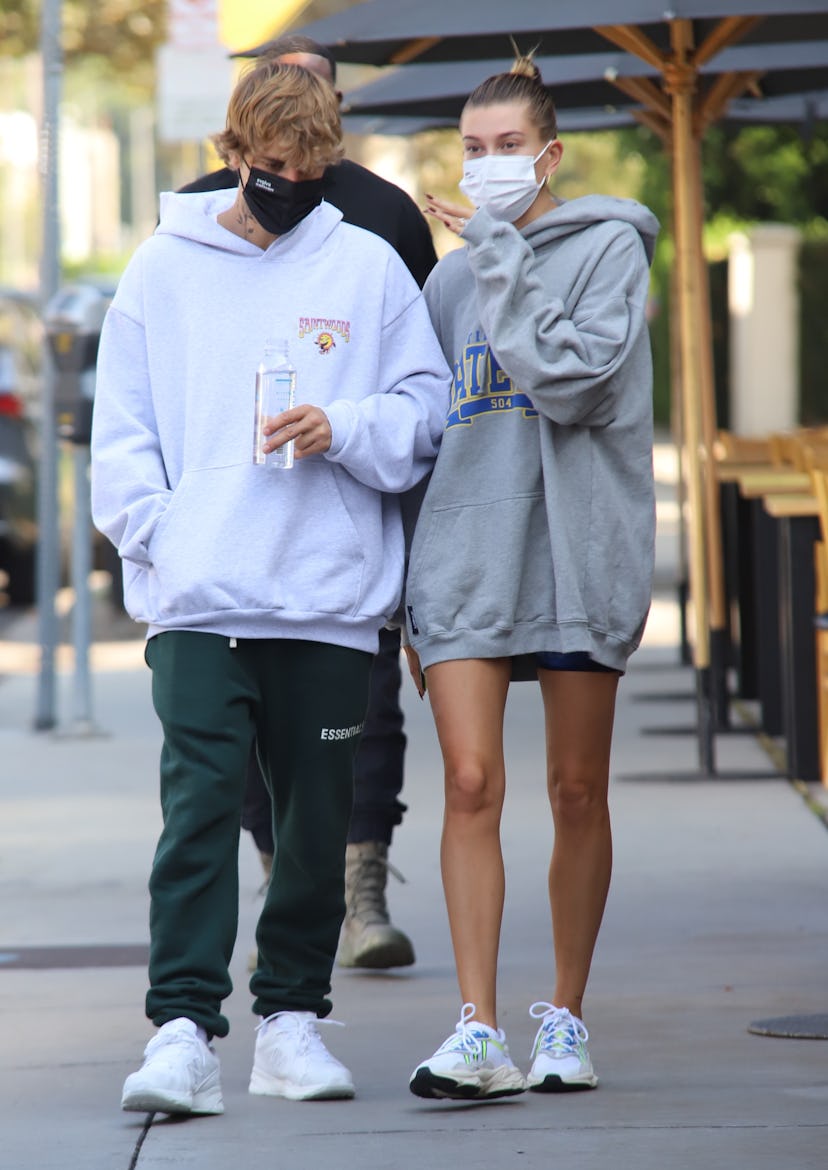 See 5 Hailey Bieber & Justin Bieber photos of matching date outfits, from red carpets to restaurants…