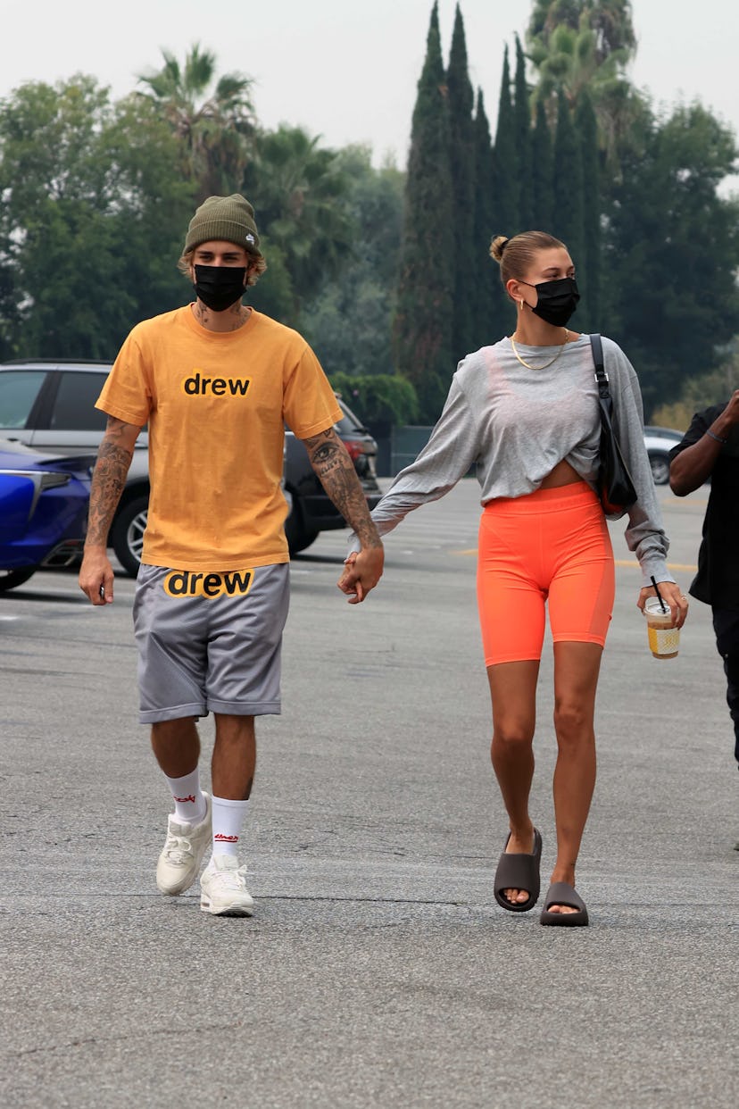 See 5 Hailey Bieber & Justin Bieber photos of matching date outfits, from red carpets to restaurants…