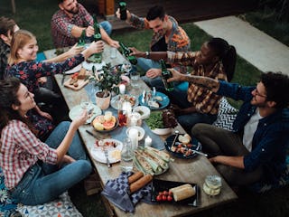 If your besties are planning a Thanksgiving dinner or potluck for friends, use these Friendsgiving g...