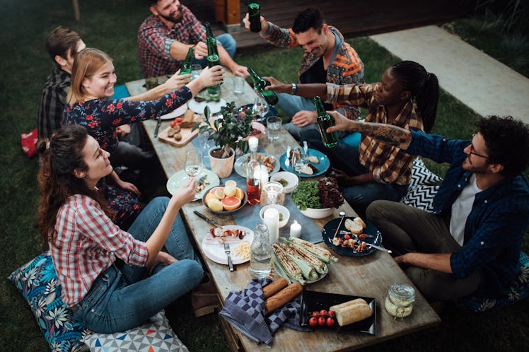 If your besties are planning a Thanksgiving dinner or potluck for friends, use these Friendsgiving g...