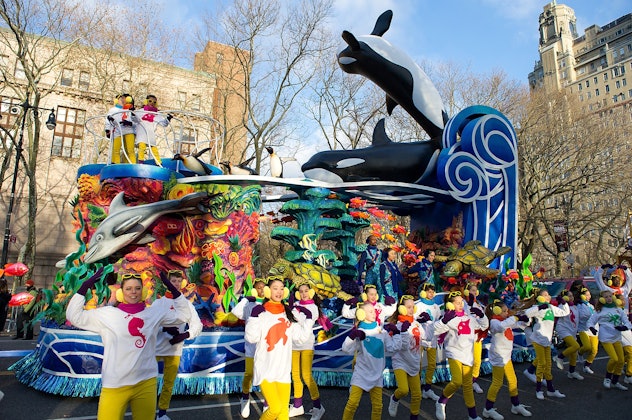 NEW YORK, NY - NOVEMBER 28:  A view of the Sea World float during the 87th annual Macy's Thanksgivin...