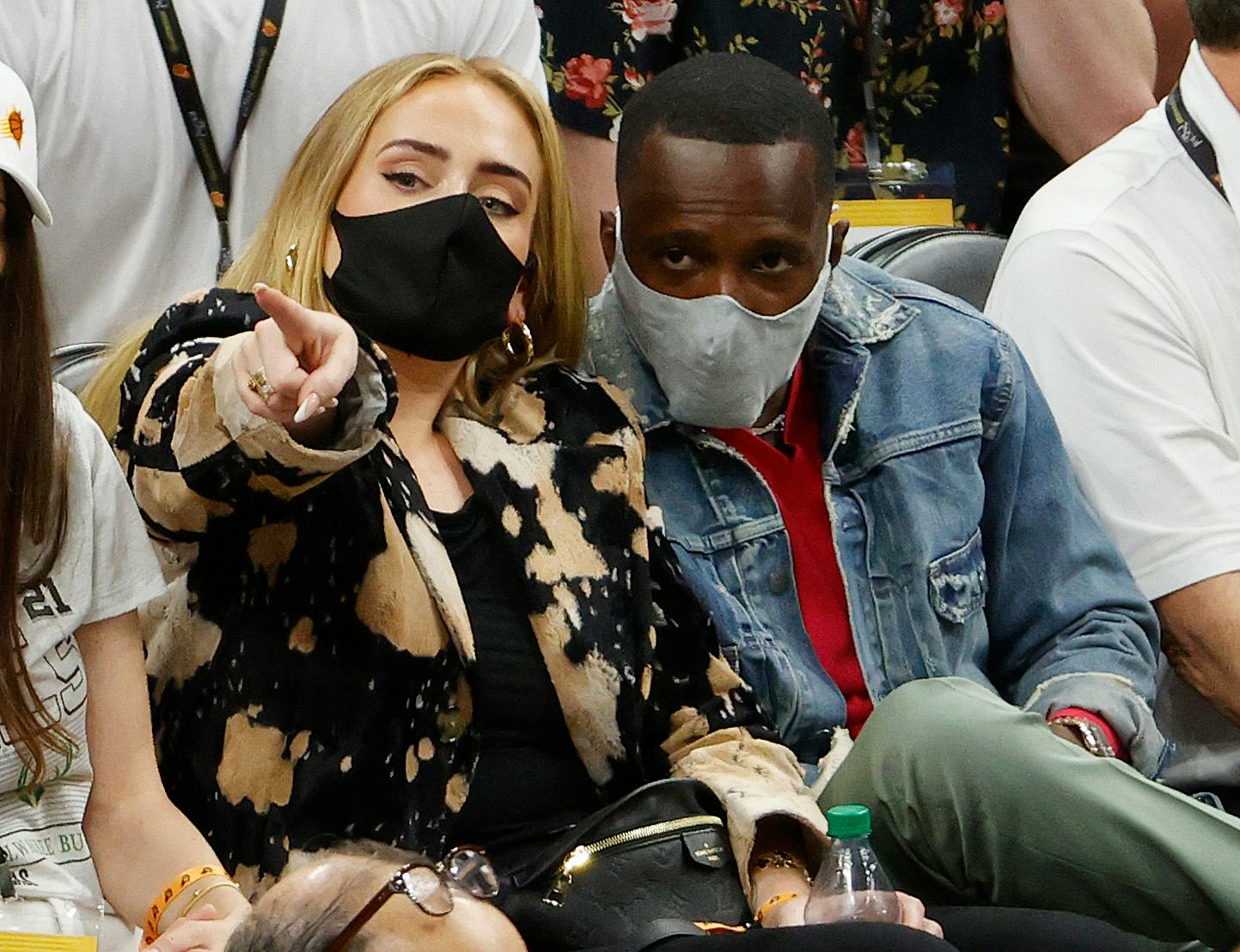PHOENIX, ARIZONA - JULY 17: Singer Adele looks on next to Rich Paul during the first half in Game Fi&hellip;