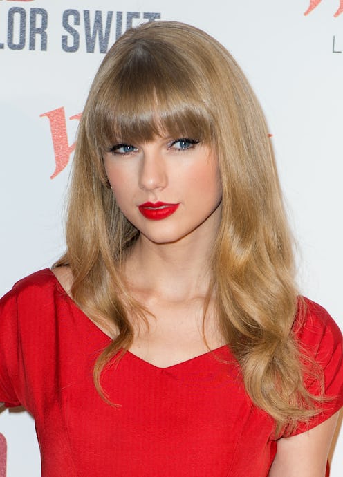 How to copy Taylor Swift's 'Red' beauty look in five steps.