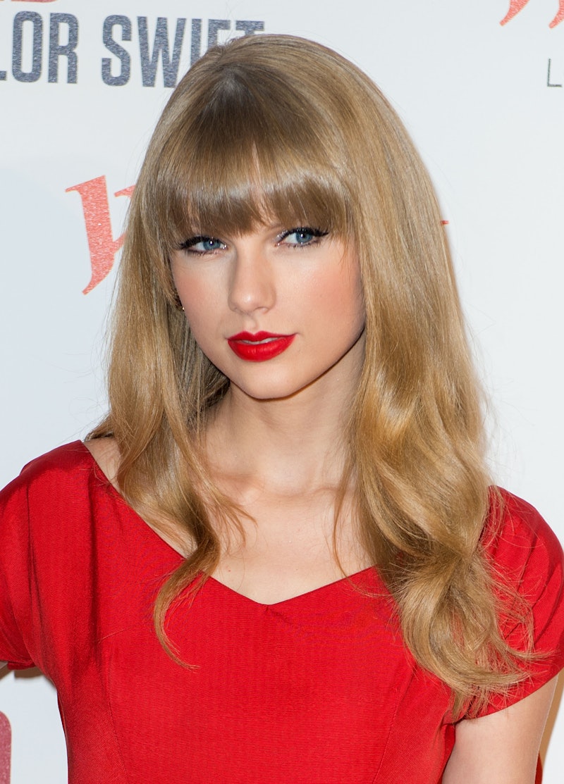 How to copy Taylor Swift's 'Red' beauty look in five steps.