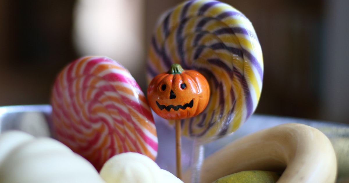 Here's What Halloween Candy Is Vegan - Bustle