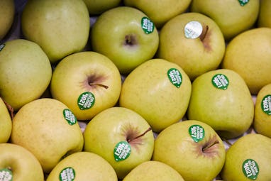 Produce - apples. Tesco Extra, Crewe, Crewe, United Kingdom. Architect: N/A, 2018.. (Photo by: Ed R...