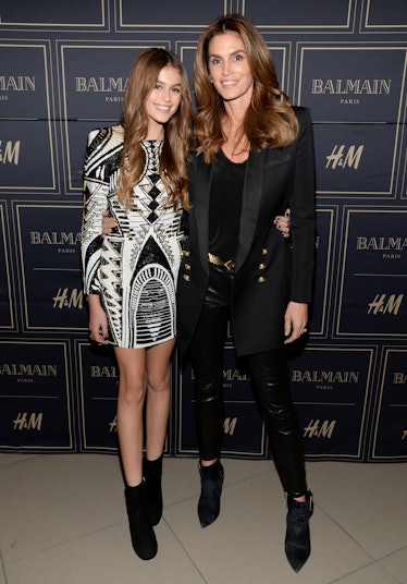 Kaia Jordan Gerber (L) و مدل Cindy Crawford در مراسم Pre-Launch VIP لس آنجلس Balmain x H&M شرکت کردند.