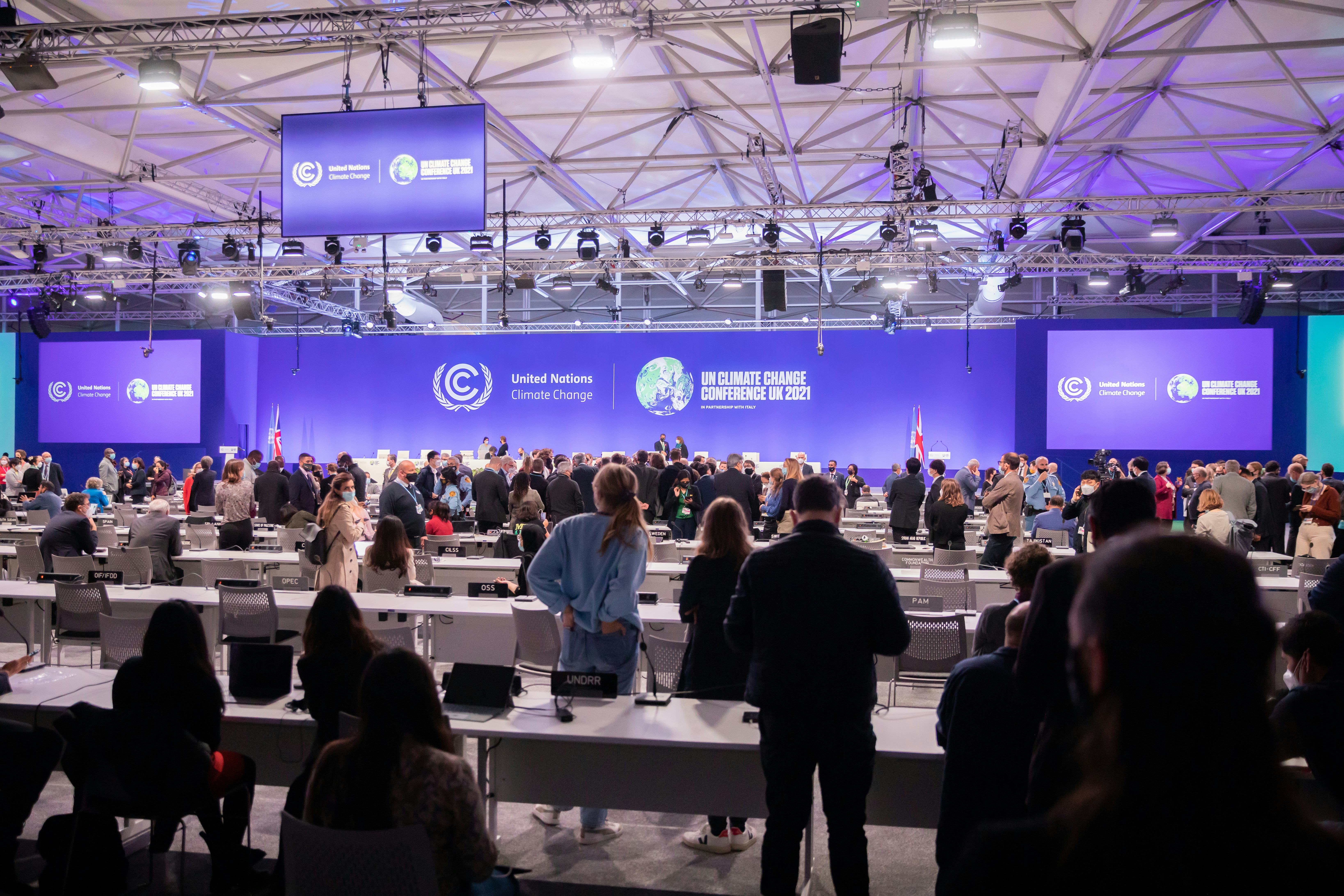 13 November 2021, United Kingdom, Glasgow: Delegates stand together at the UN Climate Change Confere&hellip;