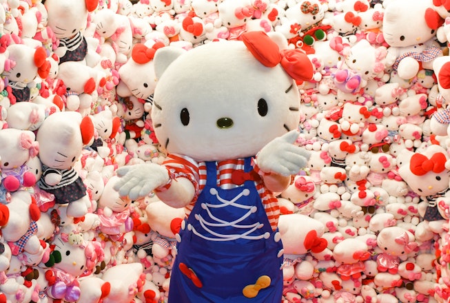 14 November 2019, Berlin: The Hello Kitty Box with numerous plush figures and a life-size figure at ...